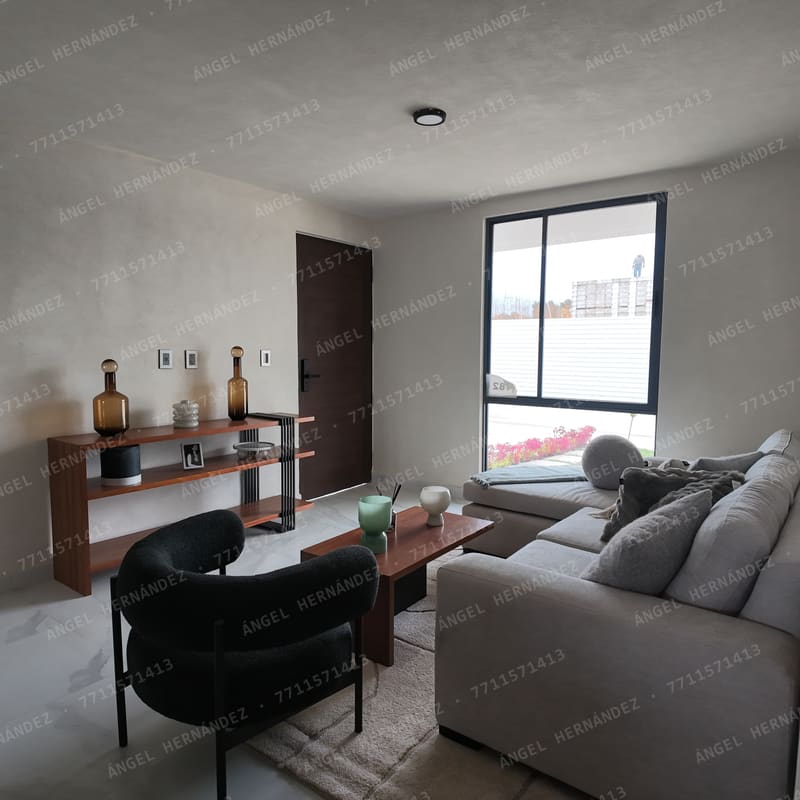 Sala de estar con iluminación natural y ventanal en modelo Creta PB, Basalto