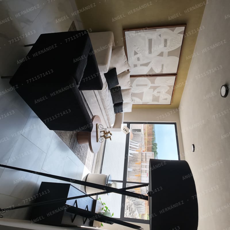 Sala con iluminación natural en casa muestra Creta Rooftop, Basalto