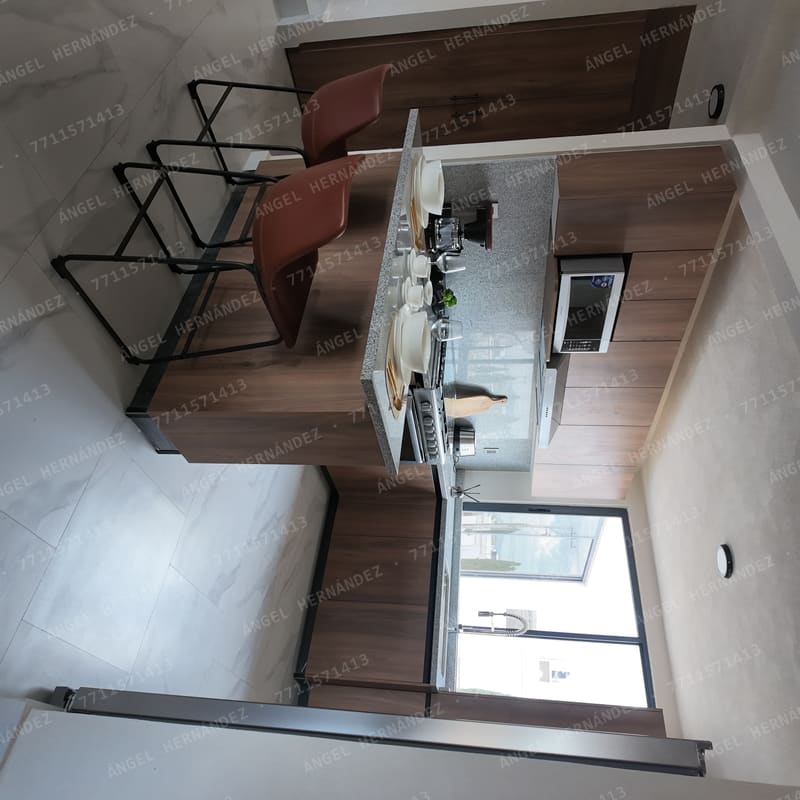 Cocina integral con barra desayunadora en Creta Rooftop, Basalto