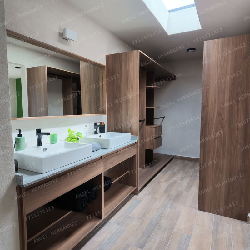 Vestidor con cajoneras en suite principal de Creta Rooftop