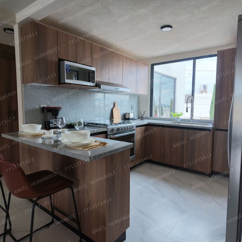 Cocina integral con barra desayunadora de granito en Creta Rooftop
