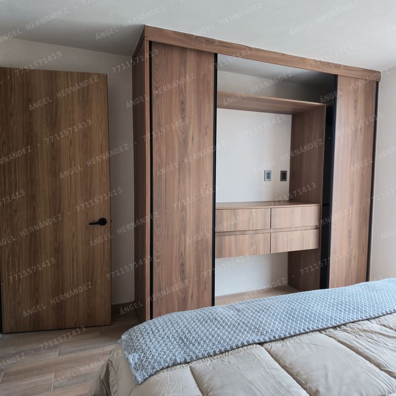Clóset empotrado con puertas en recámara 2 de Creta Rooftop
