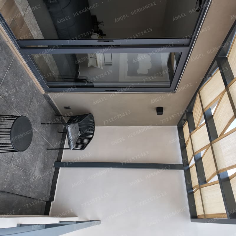 Terraza con pérgola conectada a recámara en modelo Recinto, Basalto