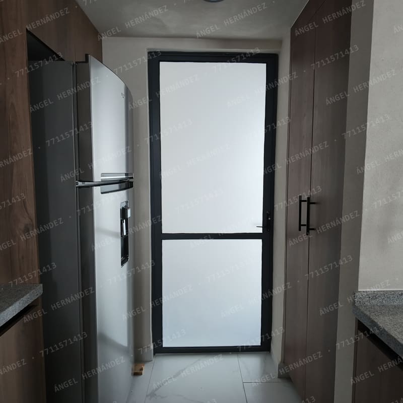 Sala con amplio ventanal y luz natural en casa muestra Recinto, Basalto