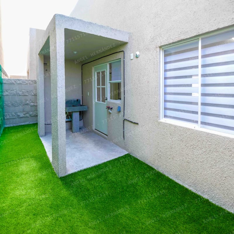 Patio posterior privado con área de lavado techada en departamento Borja