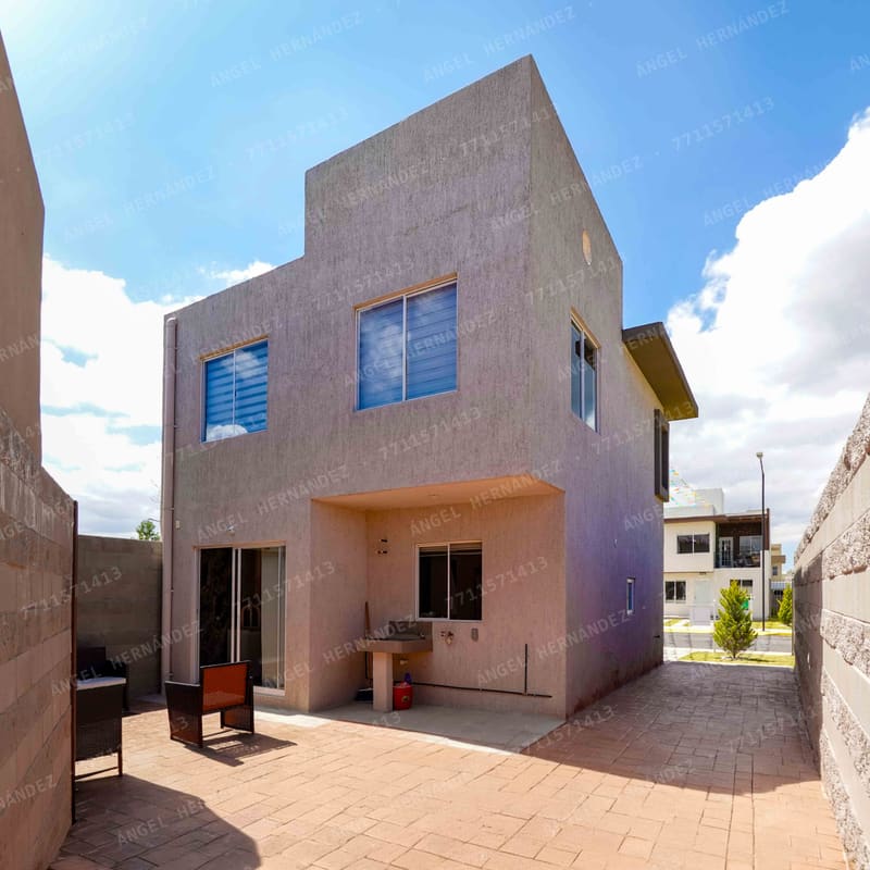 Jardín posterior y fachada trasera en casa muestra Gibraltar, Real Bilbao