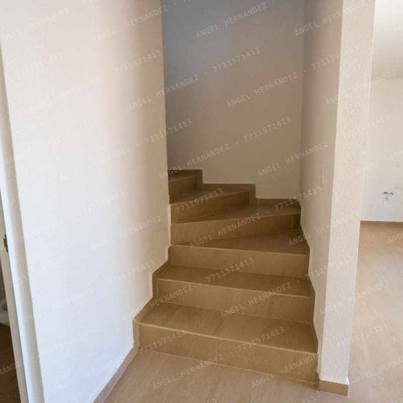 Escalera con barandal metálico en planta baja de modelo Castelo
