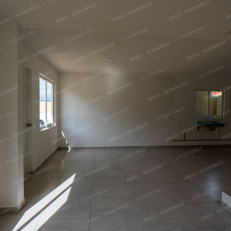 Sala con techo a doble altura y ventanal en modelo Málaga, Real Madeira