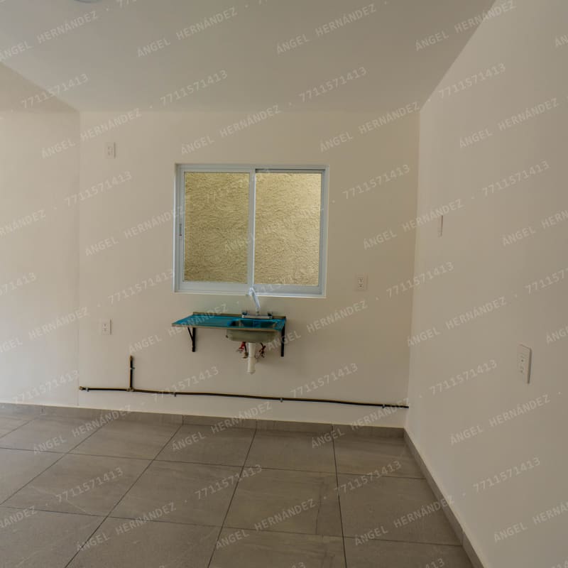 Cocina integral con barra desayunadora de cuarzo en modelo Málaga, Pachuca
