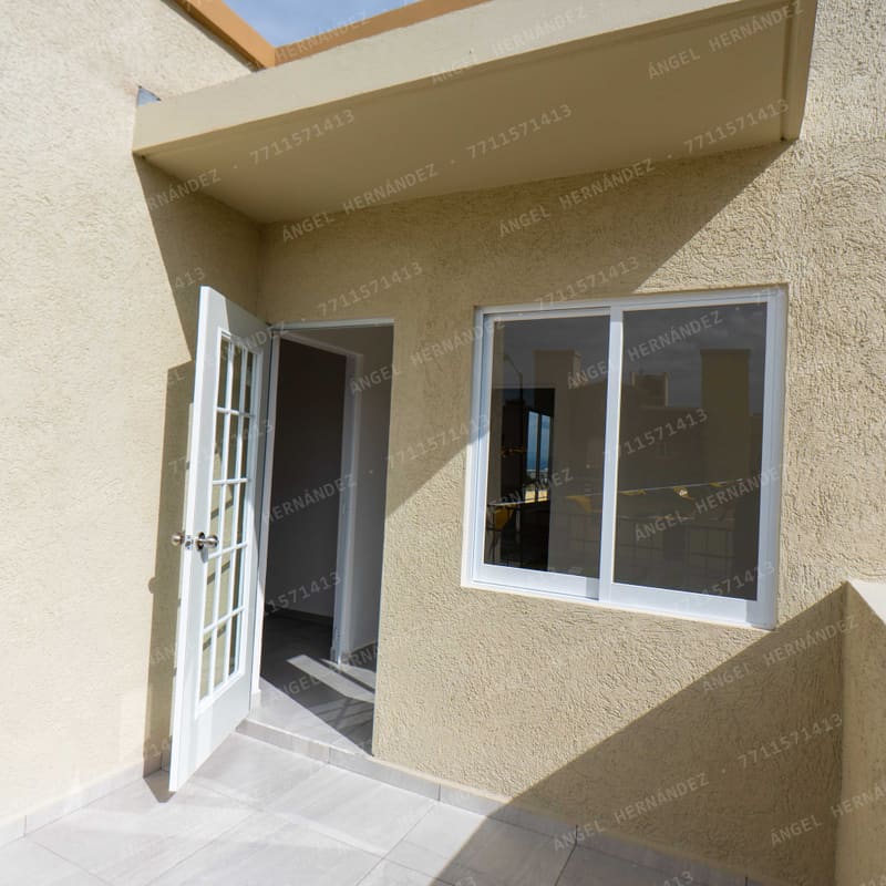 Terraza exterior con barandal en nivel superior de modelo Málaga, Real Madeira