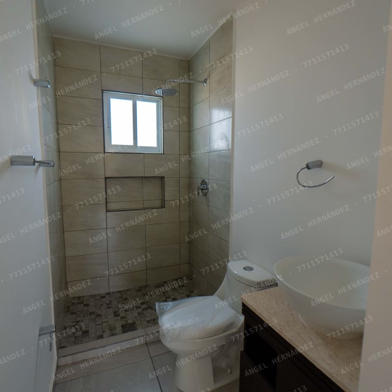 Fachada posterior con ventanales hacia jardín en modelo Málaga, Pachuca