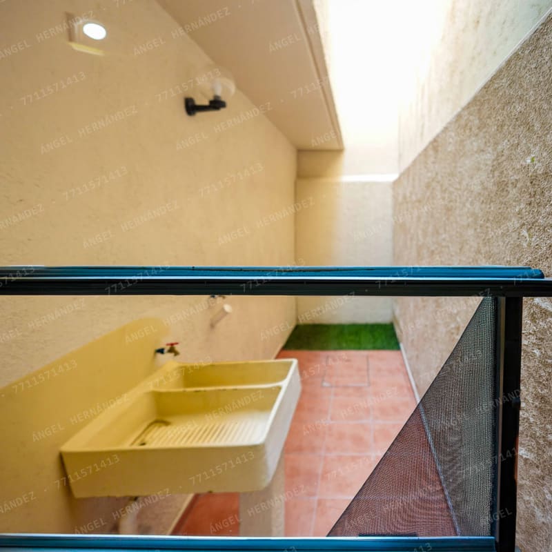Escalera con barandal metálico en modelo Montesino, Real Madeira
