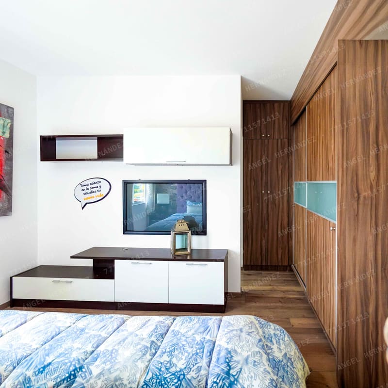 Recámara principal con vestidor en modelo Montesino, Real Madeira