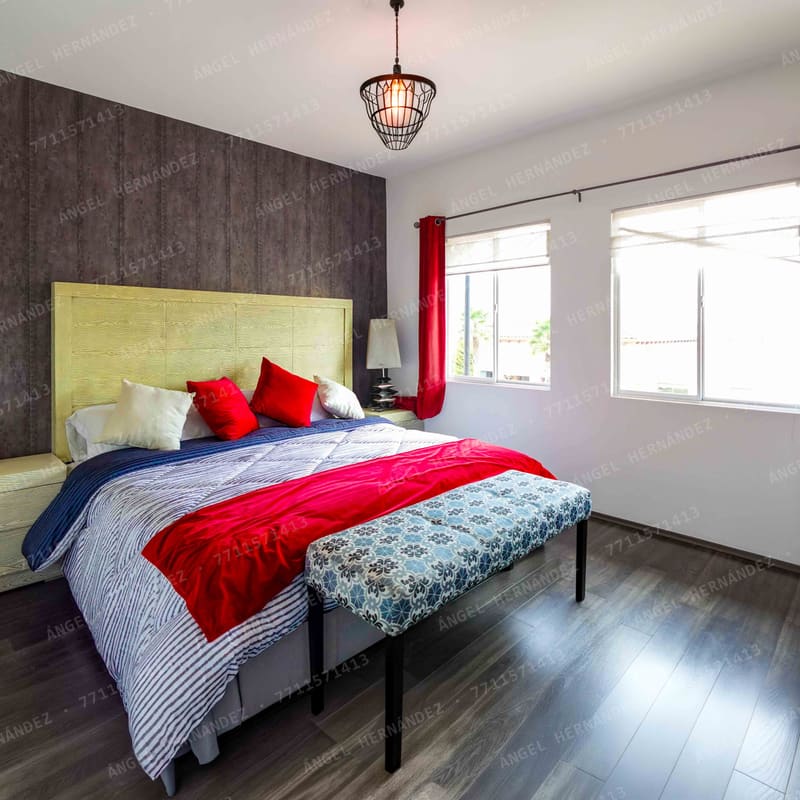 Recámara junior con cama matrimonial y ventana en planta alta de modelo Pontevel