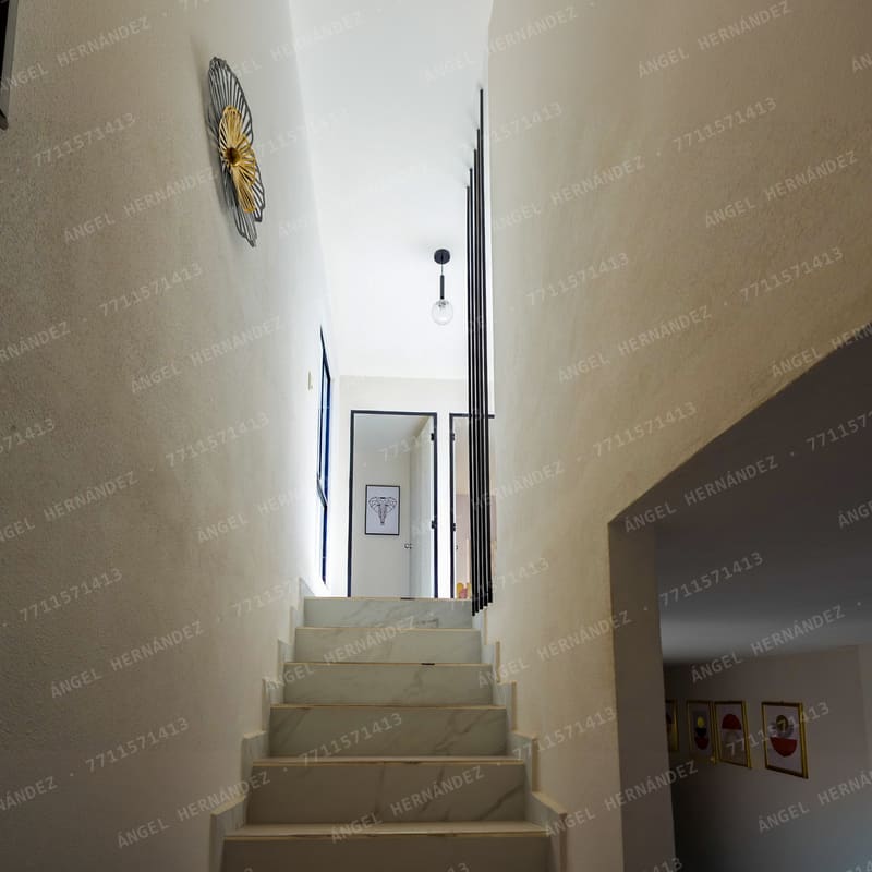 Escalera hacia pasillo de planta alta en modelo Ferrara, Mineral de la Reforma