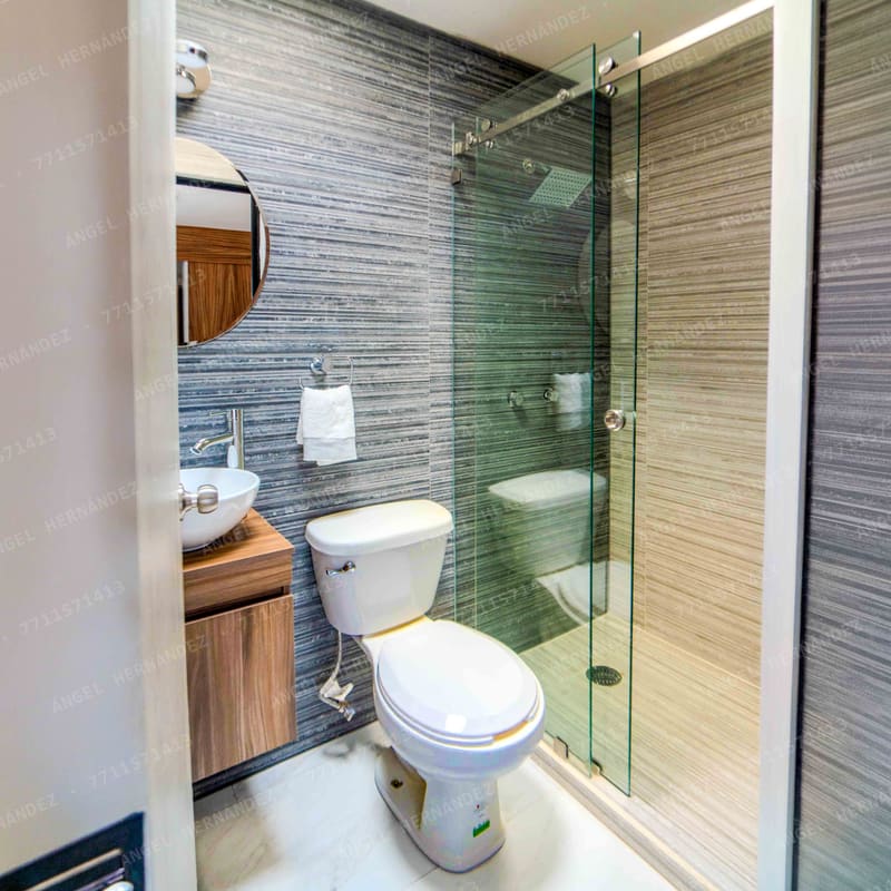 Baño completo con lavabo y regadera en planta alta de modelo Ferrara