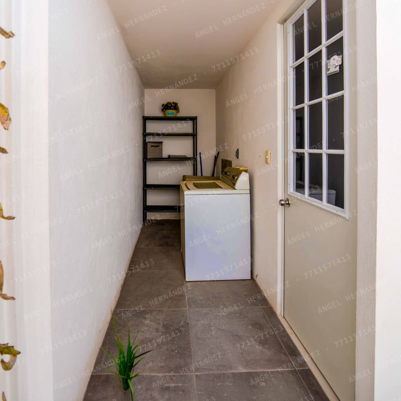 Medio baño de visitas en planta baja de modelo Piamonte