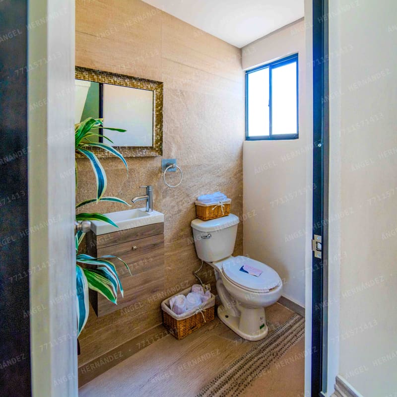 Medio baño de visitas en planta baja de modelo Pompeya