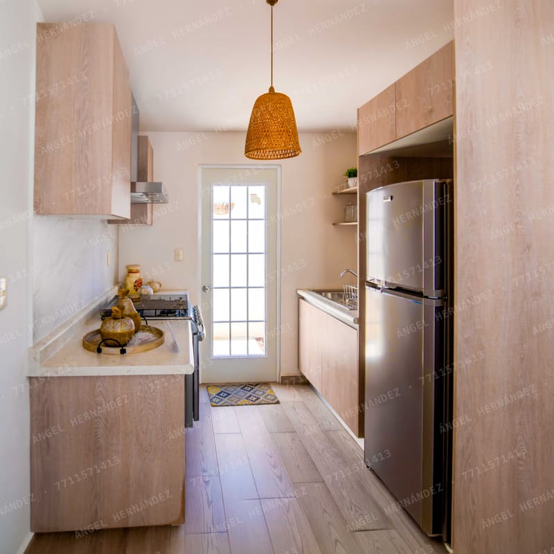 Cocina integral con barra desayunadora en casa muestra Pompeya