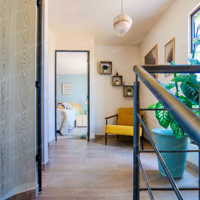 Pasillo en planta alta con barandal contemporáneo en modelo Pompeya