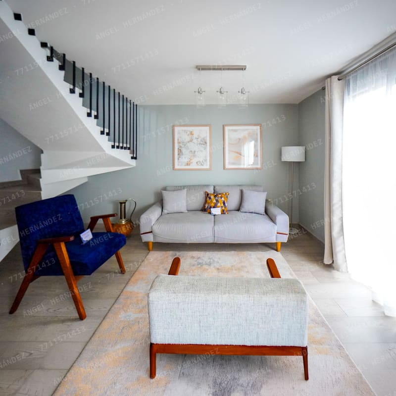Sala con iluminación natural y decoración en modelo Pompeya, Rinconada La Joya