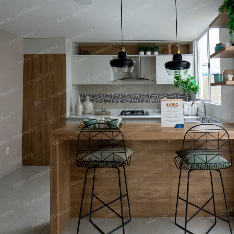 Cocina integral con barra desayunadora en modelo Lyon, Mineral de la Reforma