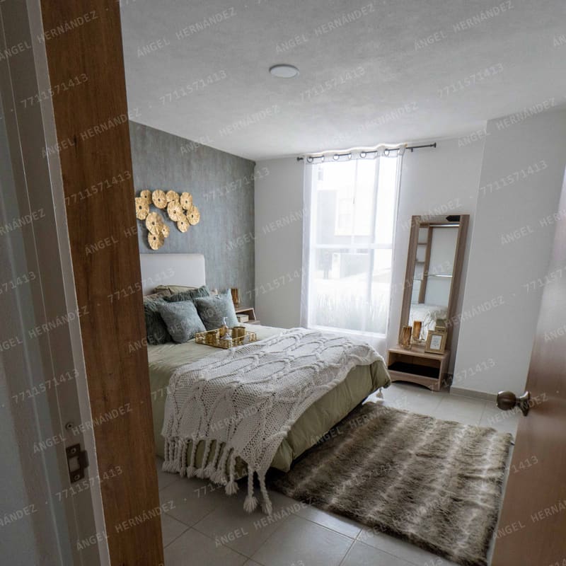 Recámara ubicada en planta baja de casa muestra Lyon, San Luis III
