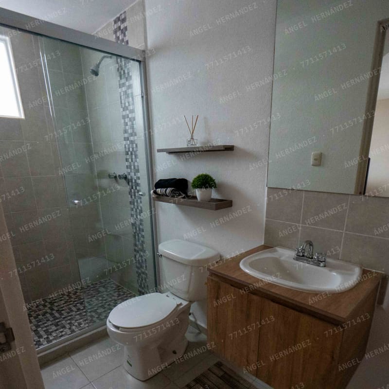 Baño completo con regadera en planta baja de modelo Lyon