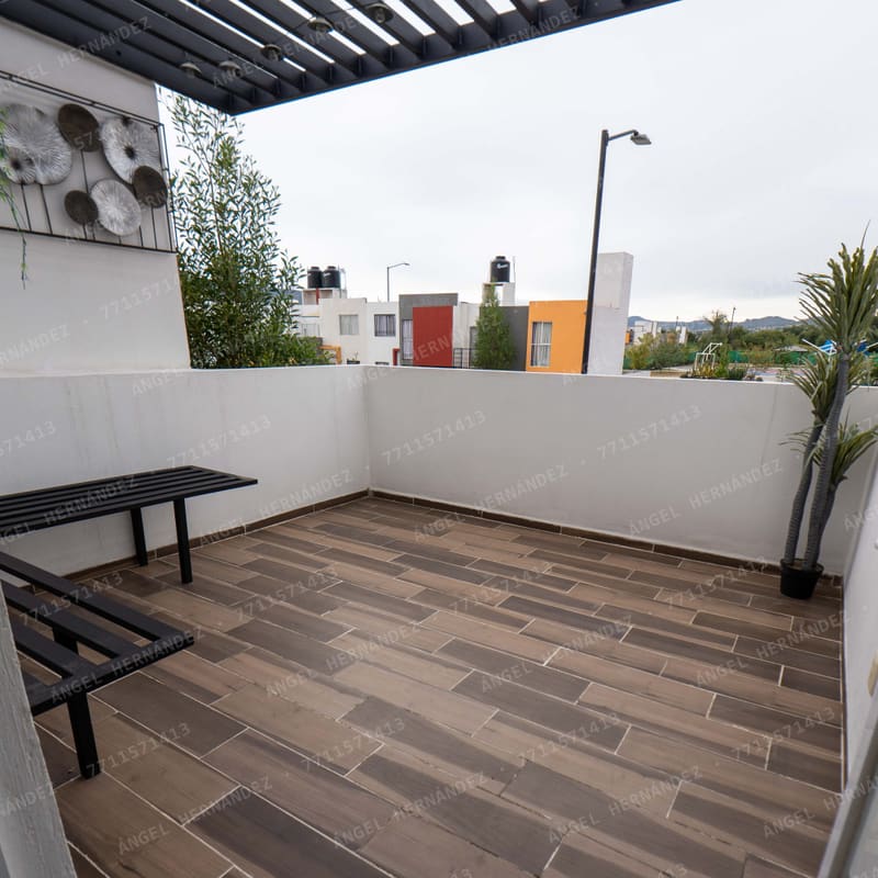 Terraza en planta alta con pérgola en casa muestra Lyon, San Luis III