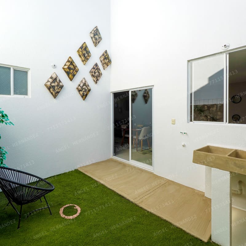 Patio trasero exterior con área de servicio en modelo Lyon, San Luis 3