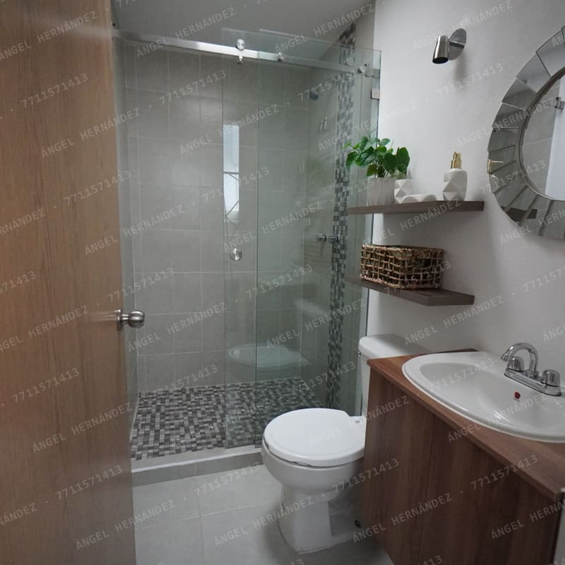 Baño completo con mueble de lavabo y cancel de cristal en modelo Marsella