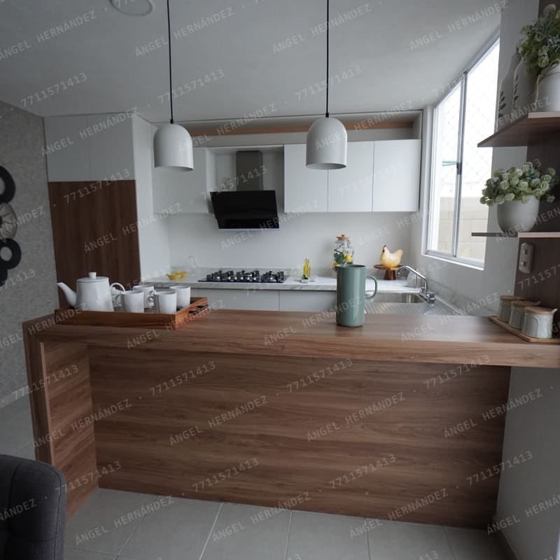 Cocina integral con barra desayunadora en modelo Marsella, San Luis III