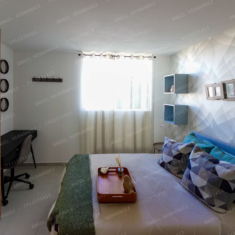 Recámara principal con ventana y escritorio en modelo Marsella, San Luis III