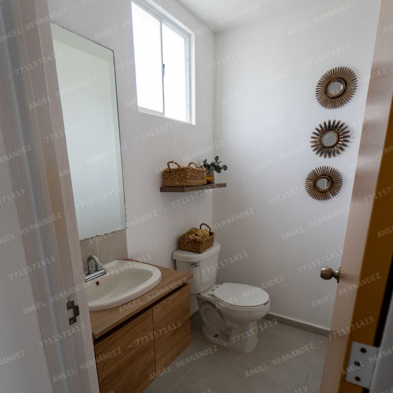 Medio baño de visitas en planta baja de modelo Niza, San Luis III