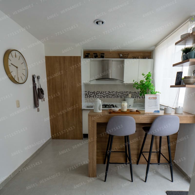 Cocina integral con barra desayunadora en modelo Niza, San Luis III