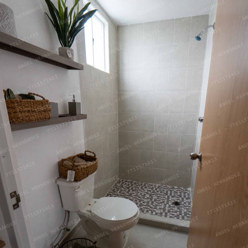 Baño completo con lavabo y regadera en modelo Niza, San Luis III
