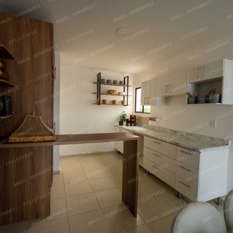 Cocina integral con barra desayunadora en departamento Tulle