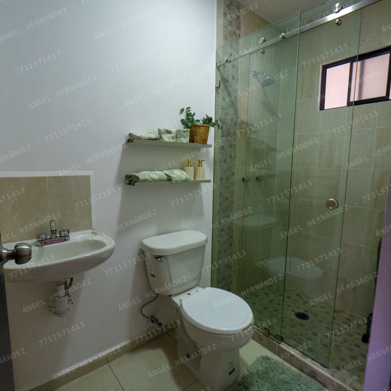 Baño completo con lavabo y regadera en departamento Tulle, San Luis III