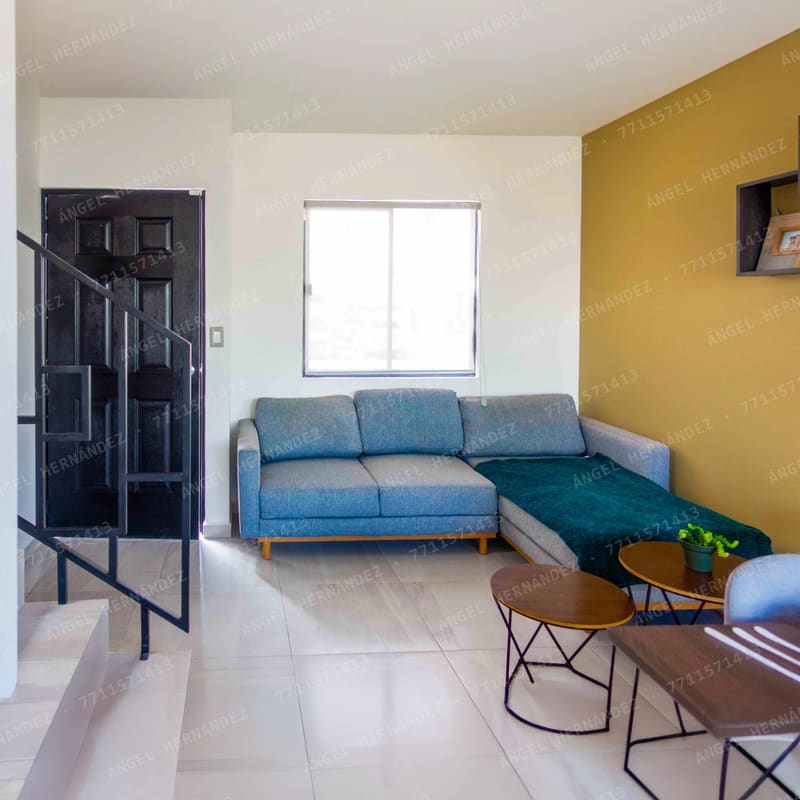 Sala con iluminación natural y decoración en casa muestra Molinara