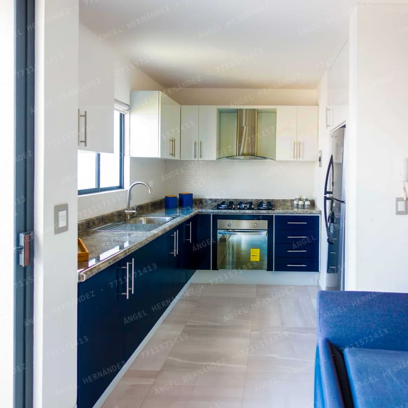 Cocina integral con barra desayunadora en modelo Molinara, Zempoala