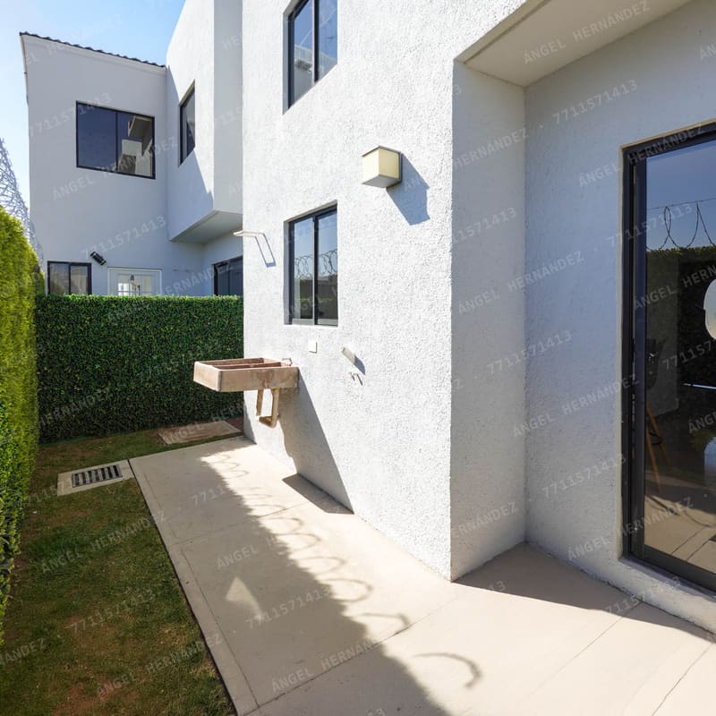 Pasillo lateral con jardín en modelo Trebbiano, Señeros Residencial