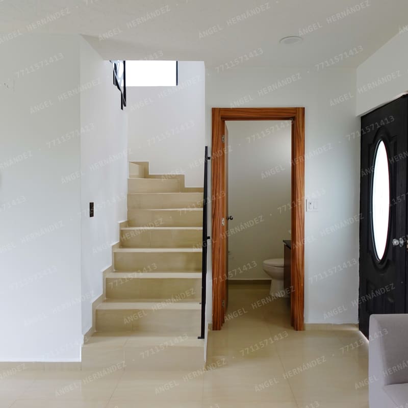 Recibidor y acceso principal en modelo Trebbiano, Señeros Residencial