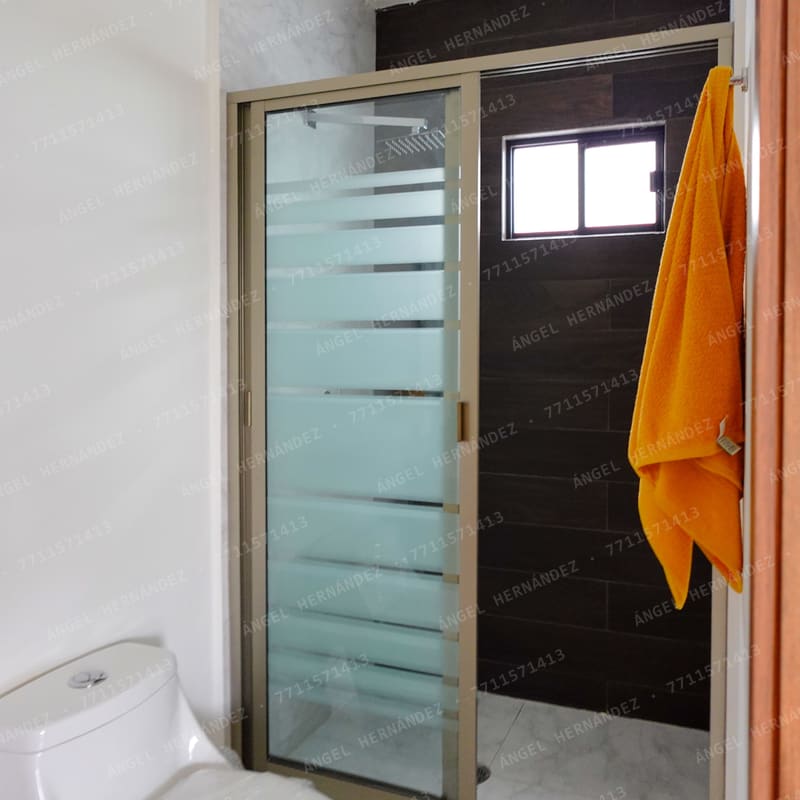 Baño completo con cancel de cristal templado en modelo Trebbiano