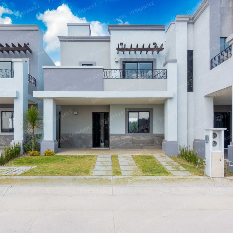Fachada horizontal con balcón en modelo Vermentino, Señeros Residencial