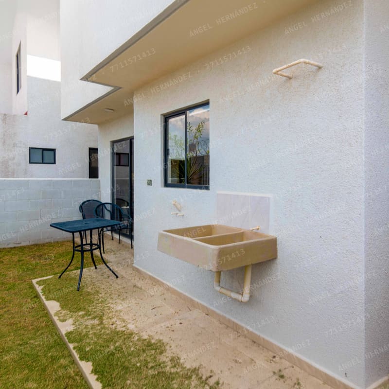 Jardín y patio posterior en casa muestra Vermentino, Señeros